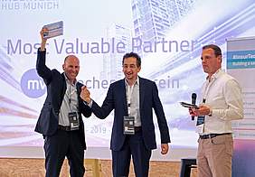 Dr. Martin Zsohar und Dr. Marcus Kaiser halten Auszeichnung des InsurTech Hub Munich - Münchener Verein News