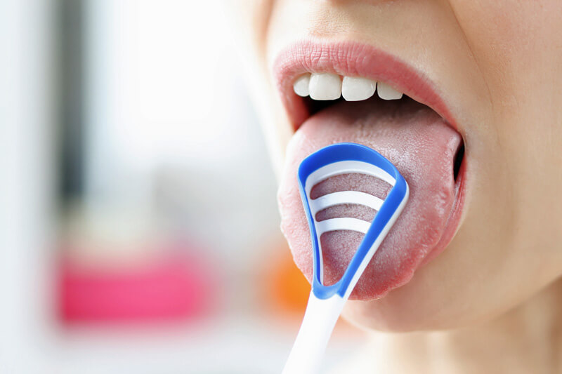 Mundhygiene: Zungenreinigung mit speziellem Schaber - Ratgeber Münchener Verein